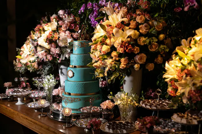 Mesa de doces decorada para festa de debutante em buffet de 15 anos São Paulo - Zona Sul
