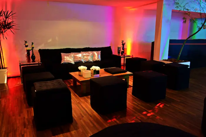 Espaço decorado para buffet de festa de 15 anos com lounges elegantes