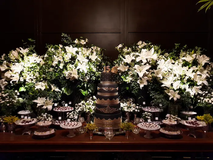 Bolo de debutante e arranjos florais no buffet para festa de 15 anos em São Paulo