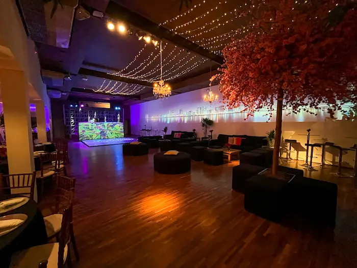 Ambiente moderno estilo balada para buffet de festa de 15 anos em São Paulo