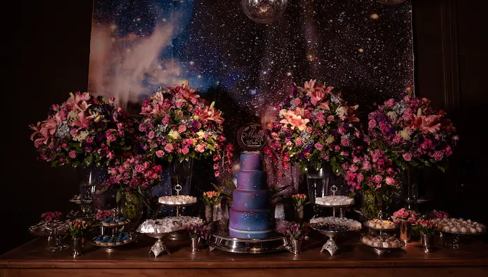 Mesa de doces personalizada para festa de 15 anos no Espaço Fairbanks