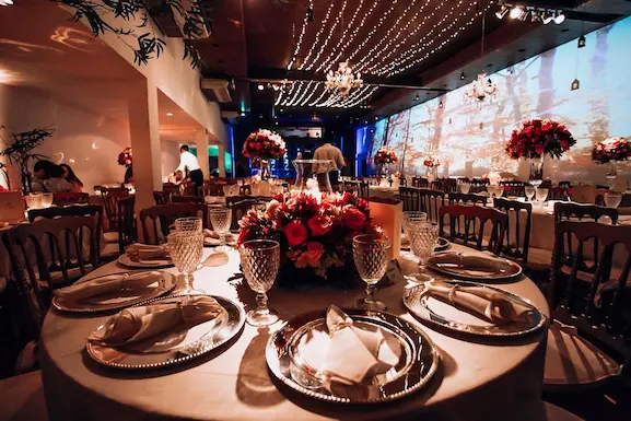 Arranjo centro de mesa sofisticado para buffet para festa de 15 anos em São Paulo.