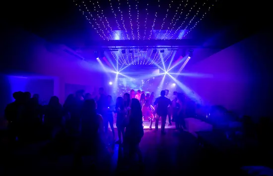 Equipamentos de som e iluminação de última geração para buffet de festa de 15 anos