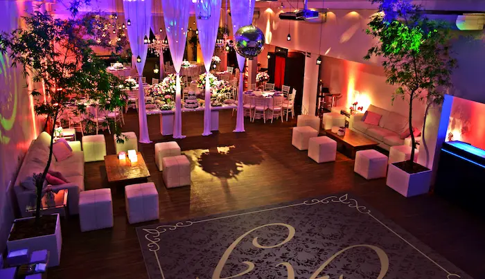 Espaço Fairbanks preparado para buffet de festa de 15 anos na Vila Olímpia