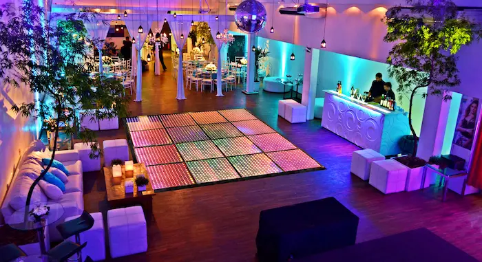 Pista de LED central para festa de 15 anos com buffet completo em São Paulo - Zona Sul